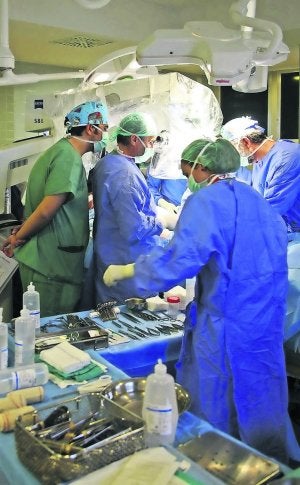 Médicos y enfermeros en el quirófano, durante un trasplante. ::                             E. C.