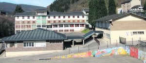 Instalaciones del Centro Rural Agrupado de Obanca. Al fondo, la Escuela Hogar. ::
L. ÁLVAREZ