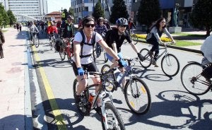 Participantes en el primer paseo por la ciudad. :: ALEX PIÑA