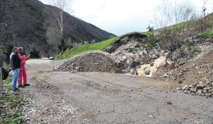 Operarios de Obras Públicas observan el argayo ocurrido la madrugada del miércoles. ::                             L. Á.