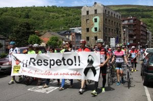 La familia y amigos cercanos de Rogelio Muñiz portaron la pancarta que abrió la marcha en Cangas. ::                             I. G.