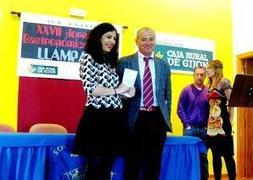 Juana Cortés recibe el premio junto a Pepe Pardo. ::                             E. C.