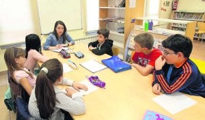 Los alumnos de Chino, en el colegio Poeta Ángel González . ::
A. PIÑA