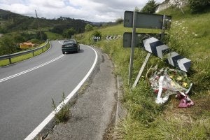 Un ramo de flores recuerda en Arroes a Humberto Bárcena, fallecido en ese lugar en un accidente. ::
J. SIMAL