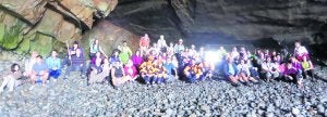 Miembros del grupo de montaña La Chiruca durante la visita a 'La Iglesiona' de Oviñana. ::
E. C.