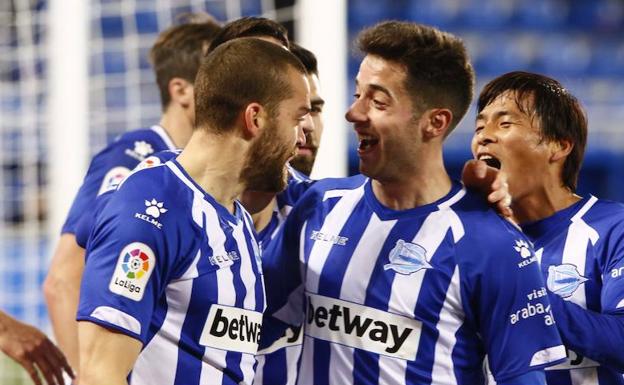 Los dos goleadores del encuentro celebran el tanto de Laguardia. 