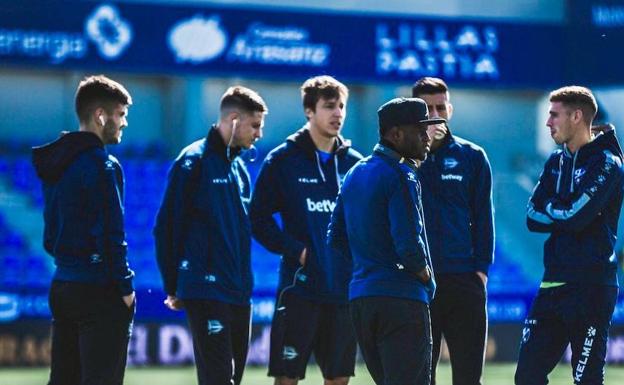 Martín, con otros jugadores del Alavés en el estadio del Huesca.