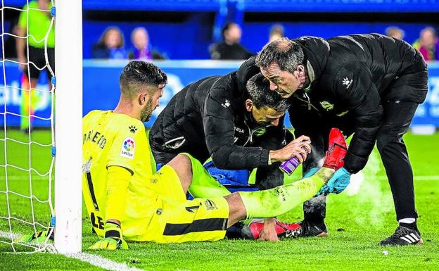 Los servicios médicos albiazules atienden a Fernando Pacheco tras el esguince que sufrió en el partido ante el Barcelona.