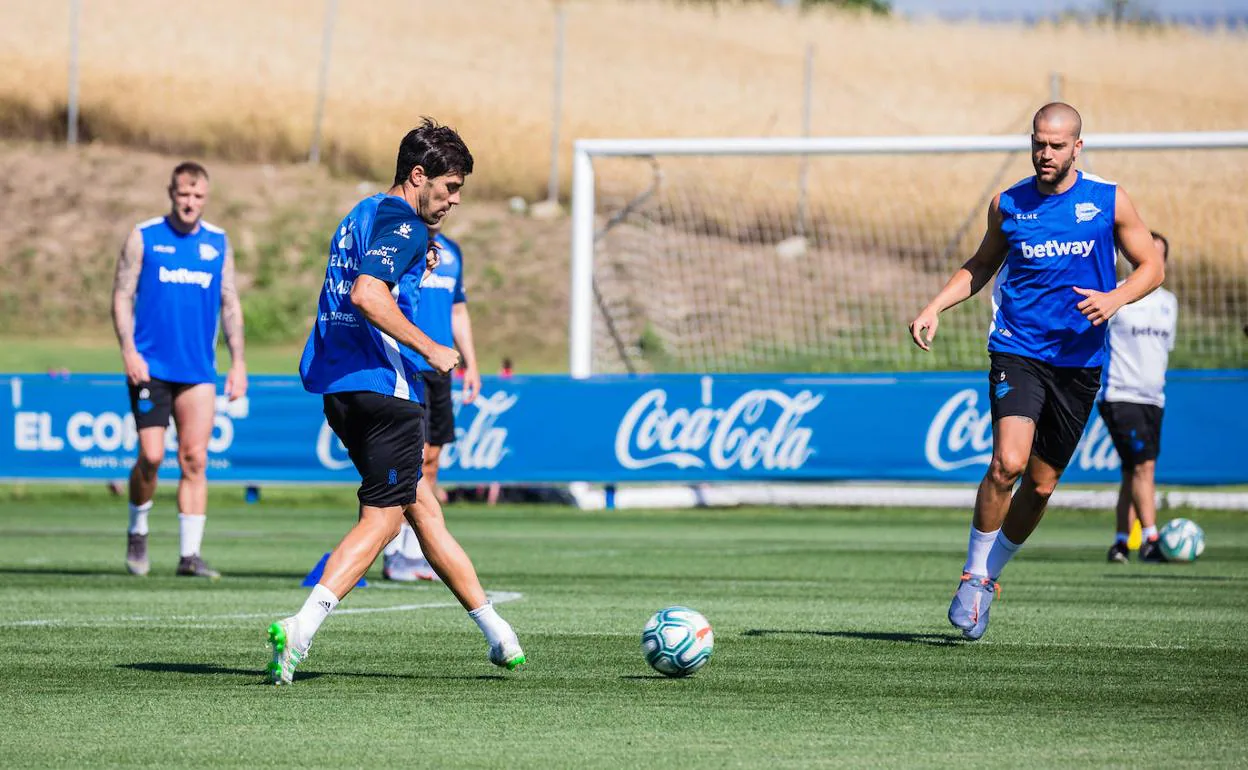 Manu García toca el balón, con Laguardia a la derecha, en el primer entrenamiento de la temporada celebrado el pasado miércoles. 