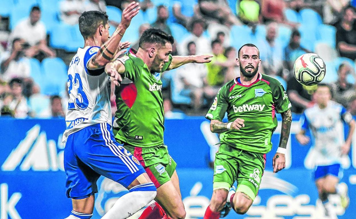 Lucas Pérez protege la pelota frente a Grippo, ante la atenta mirada de Aleix Vidal.