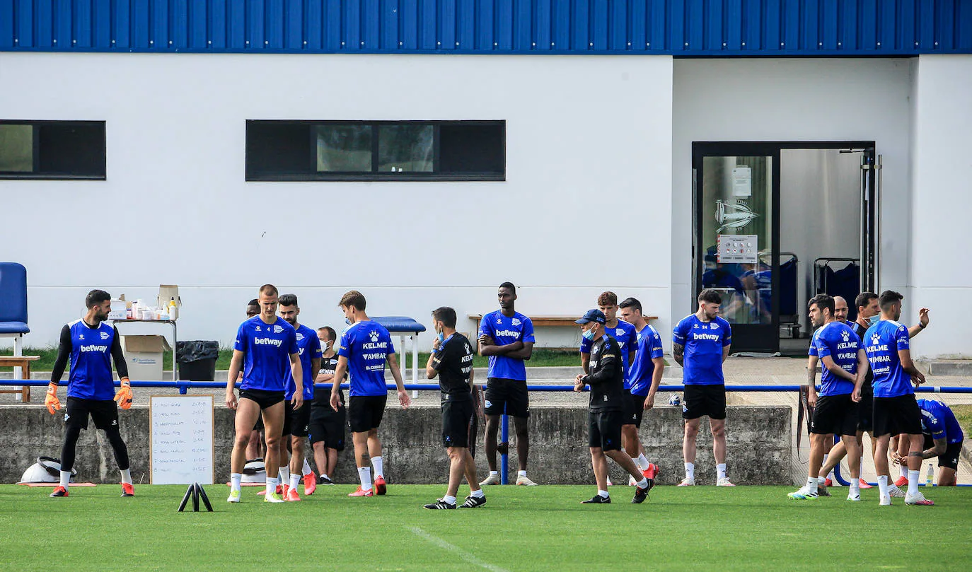 Fotos: El Alavés ya entrena con toda la plantilla junta