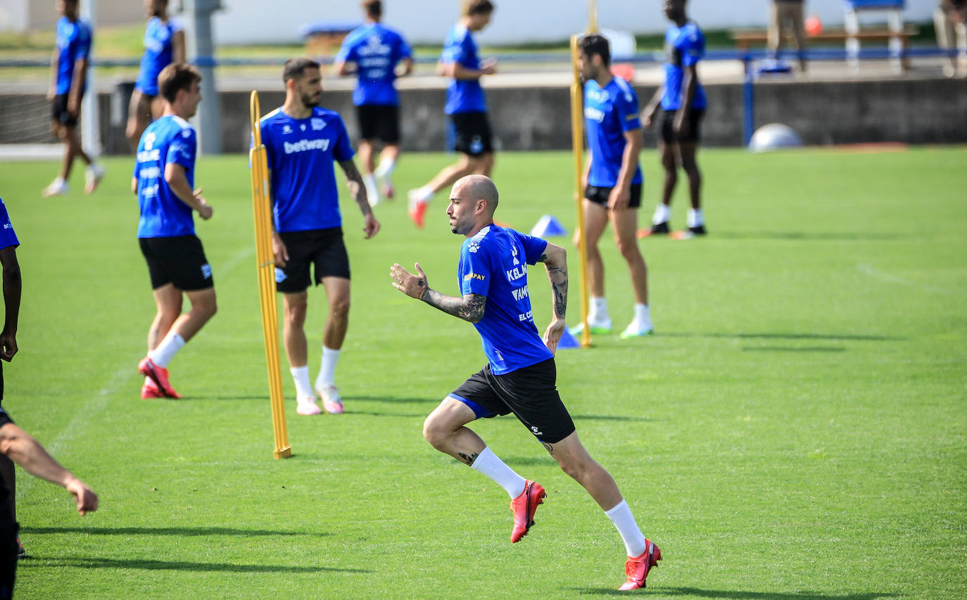 Fotos: El Alavés ya entrena con toda la plantilla junta