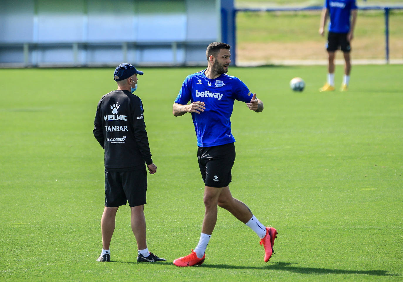 Fotos: El Alavés ya entrena con toda la plantilla junta