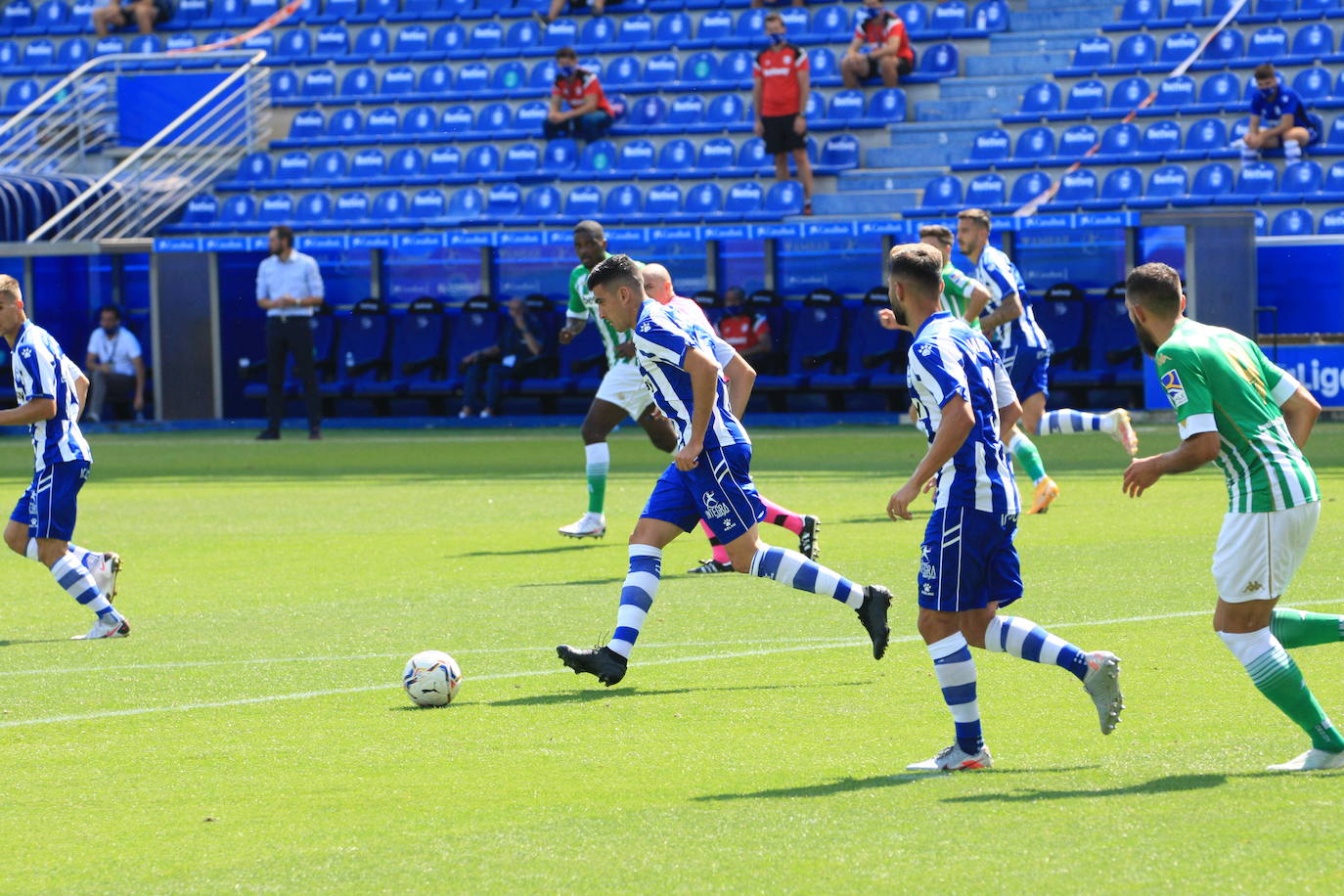 Un vacío estadio de Mendizorroza ha acogido el duelo entre Alavés y Betis.