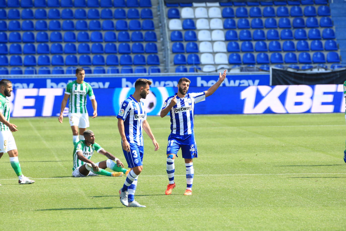 Un vacío estadio de Mendizorroza ha acogido el duelo entre Alavés y Betis.