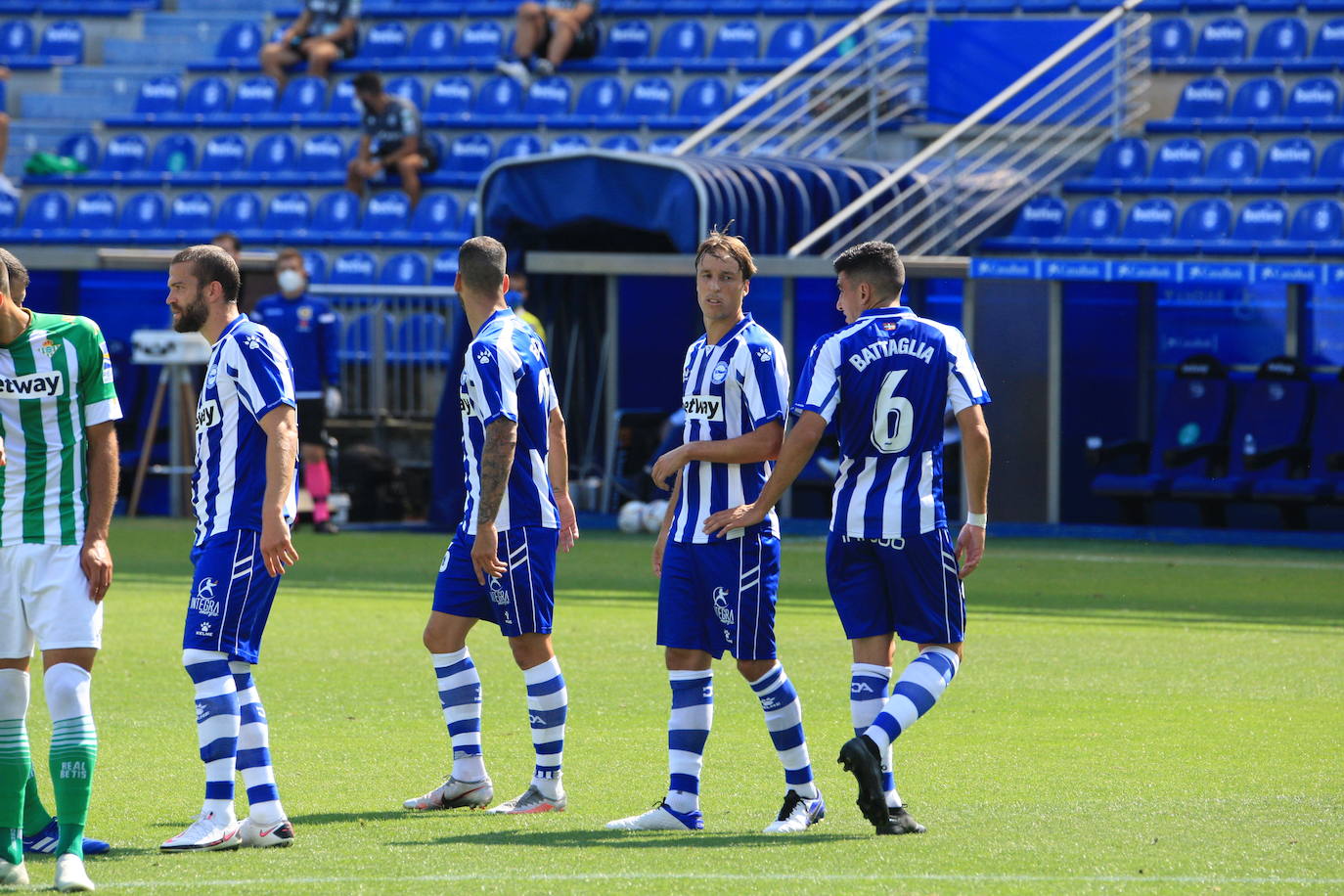 Un vacío estadio de Mendizorroza ha acogido el duelo entre Alavés y Betis.