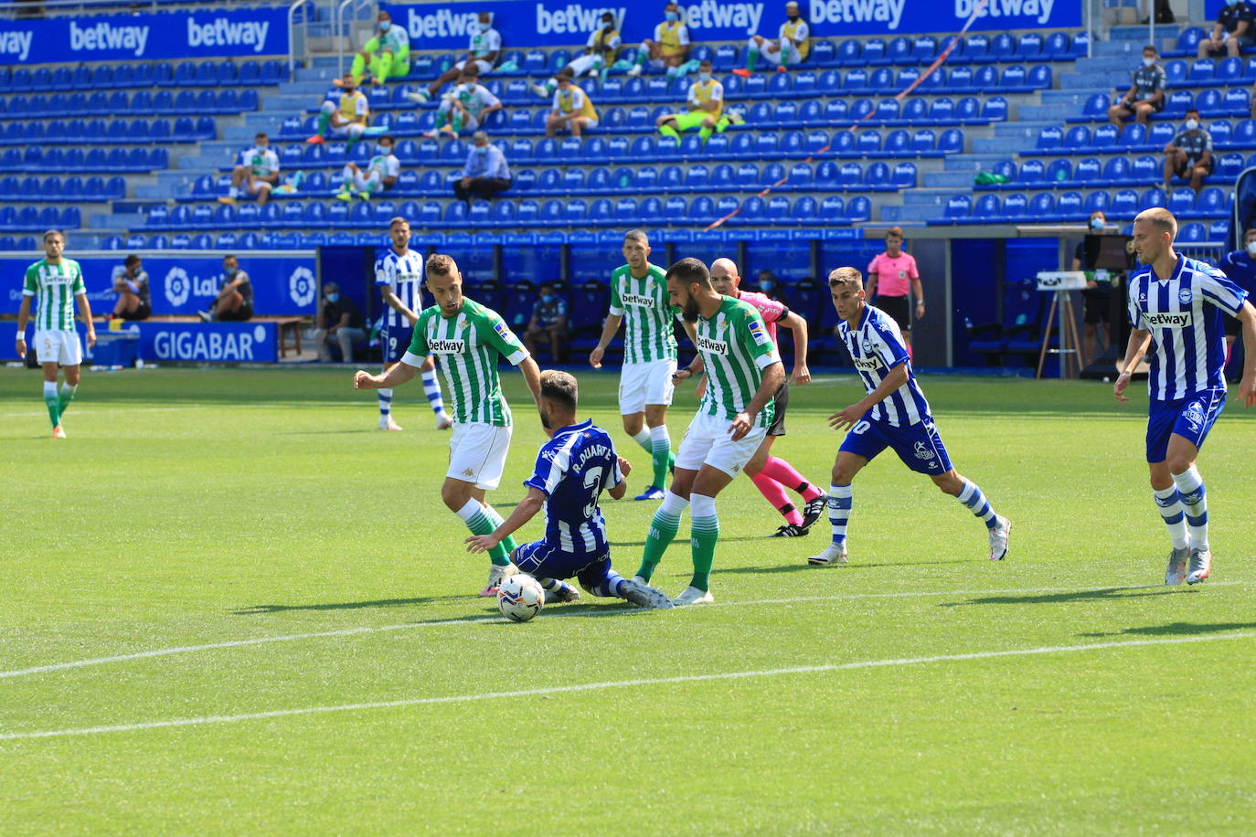 Un vacío estadio de Mendizorroza ha acogido el duelo entre Alavés y Betis.