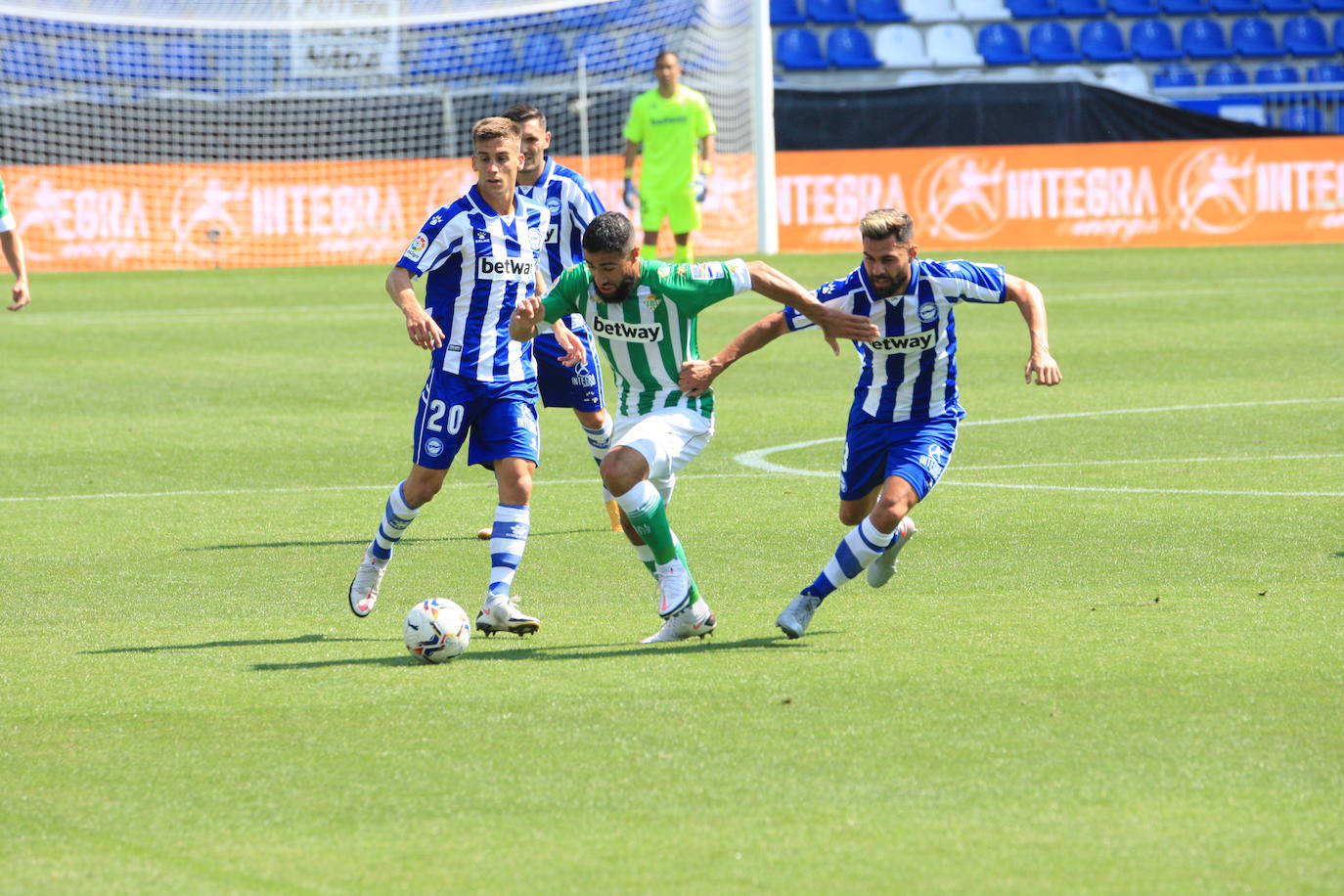 Un vacío estadio de Mendizorroza ha acogido el duelo entre Alavés y Betis.