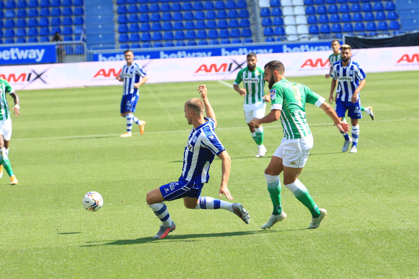 Un vacío estadio de Mendizorroza ha acogido el duelo entre Alavés y Betis.