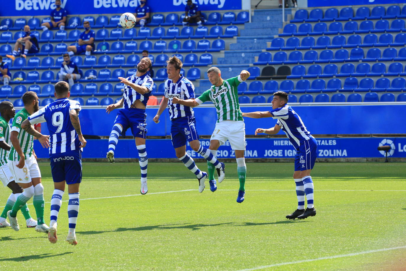 Un vacío estadio de Mendizorroza ha acogido el duelo entre Alavés y Betis.