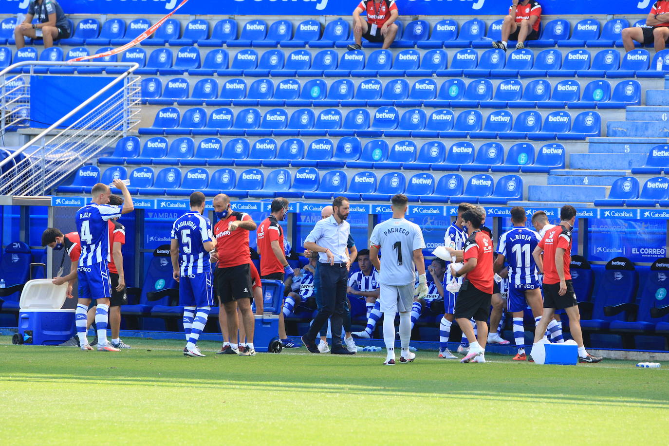 Un vacío estadio de Mendizorroza ha acogido el duelo entre Alavés y Betis.