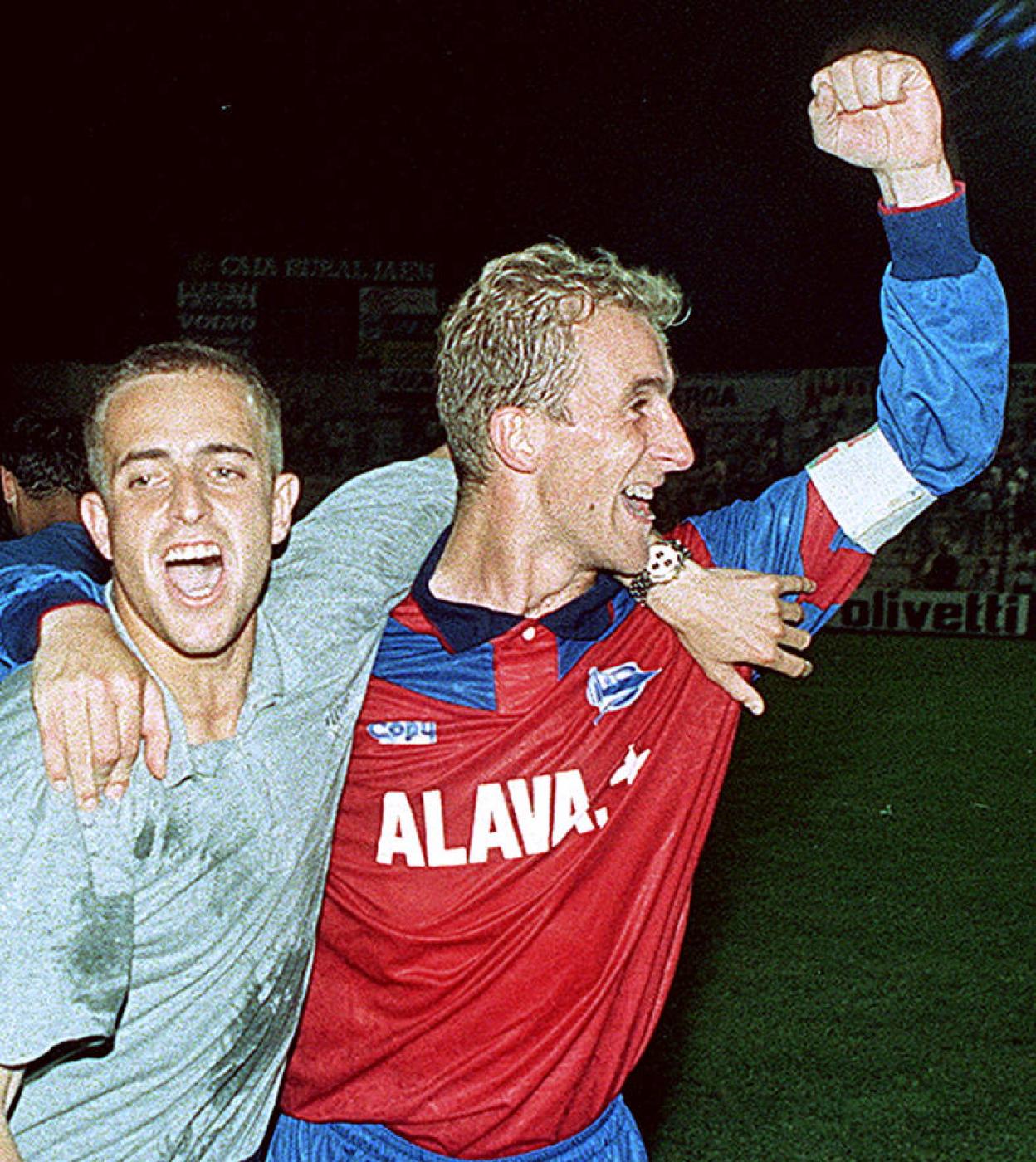 Aitor Arregi, junto a Serrano, celebra el ascenso en Jaén en 1995.