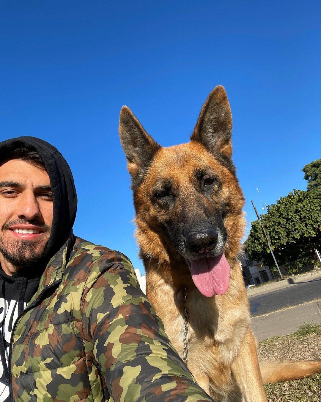 Battaglia ha regresado a su Argentina natal. En la imagen, el centrocampista posa junto a su perro