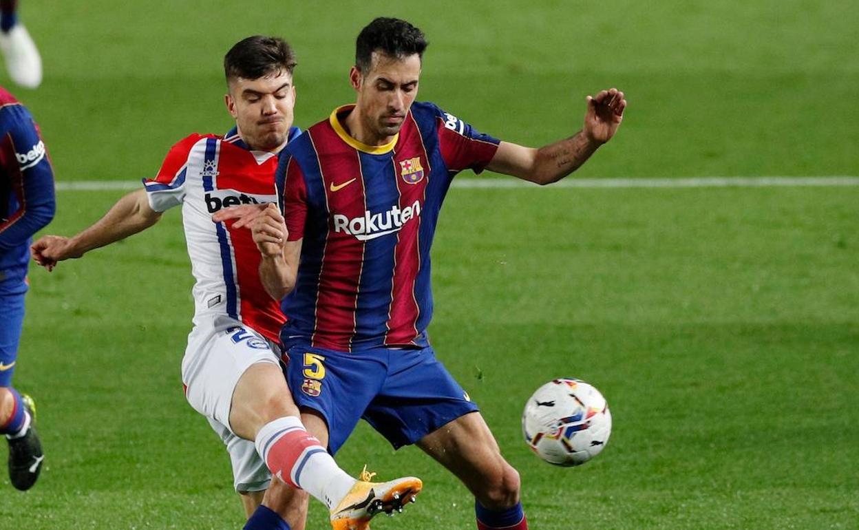 Martín pugna con Busquets en el duelo de la pasada temporada. 