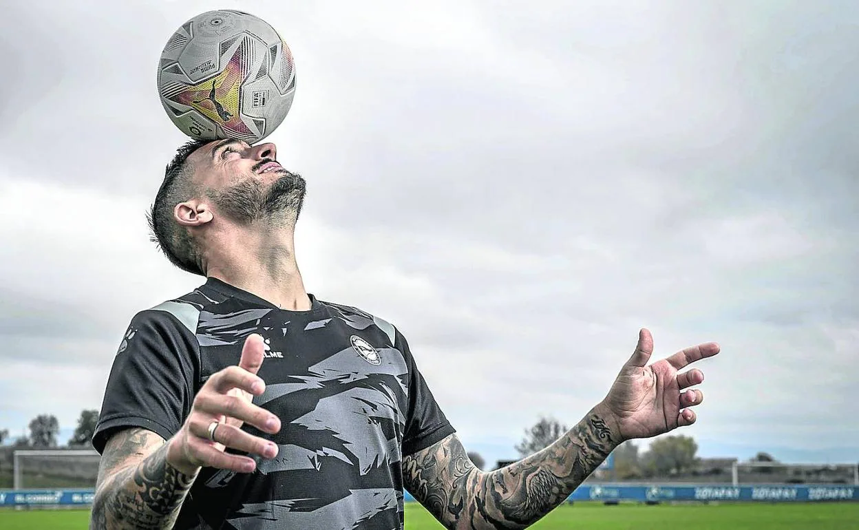 Joselu defiende que el resurgimiento del Alavés se debe a la perseverancia y al buen tino del cuerpo técnico con la preparación futbolística y mental.