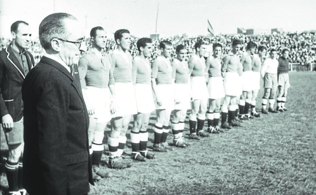 La selección nacional, en el partido de homenaje a García de Salazar, a la izquierda, en 1940.
