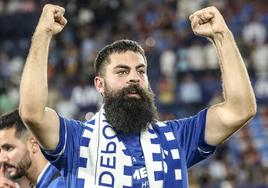 Asier Villalibre alza los brazos con gesto triunfal tras superar al Levante.