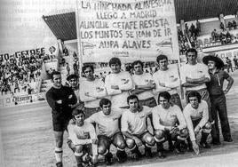 El Alavés, acompañado de animosos aficionados con pancarta incluida, posa antes del partido jugado en Getafe el 8 de octubre de 1972.