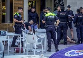 Estado en el que se quedó la terraza del bar en la que se produjo el ataque.