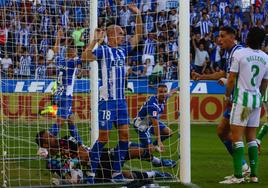 Guridi y Abqar celebran el gol del Alavés ante el Betis.