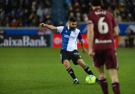 Duarte golpea el balón en uno de los últimos duelos entre el Alavés y la Real Sociedad.