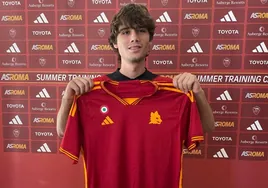 Julen Jon Guerrero en su presentación con la Roma.