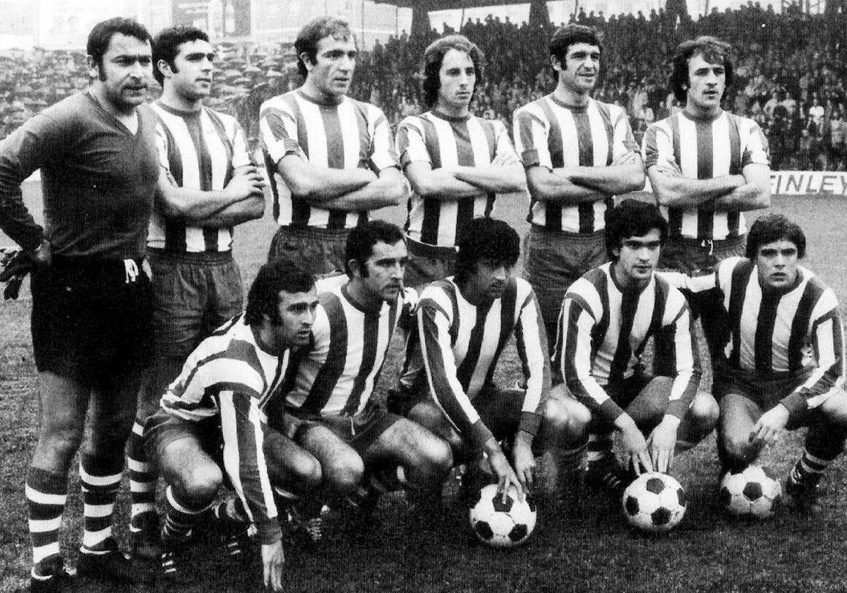 Alarcia, a la izquierda, en un Oviedo-Alavés disputado en 1974.
