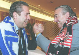 Arrate y Antón posan con la bufanda contraria en el derbi de 1998.