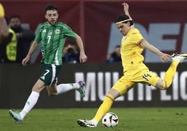 Ianis Hagi golpea el balón en el encuentro ante Irlanda del Norte.