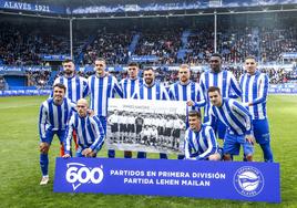 Los jugadores posan con una foto histórica y las camisetas retro con las que han festejado los 600 partidos del Alavés en Primera.