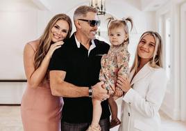 Piterman posa con su hija Anastasia, su mujer (a la izquierda) y una familiar.