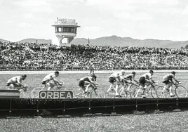 Los ciclistas corren sobre un velódromo portátil en un Mendizorroza abarrotado en el Criterium de Ases de 1962.