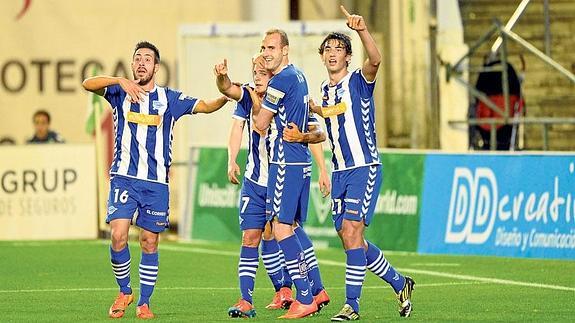 Toribio, Juli, Vélez y Einar invitan a Toti, autor del centro en el 0-1 ante el Betis, a sumarse a la celebración. 
