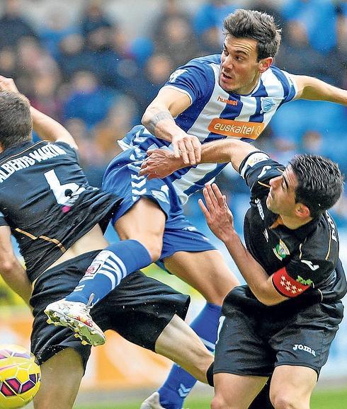 Castillo entra con fuerza al balón entre Alberto Martín y Postigo. 