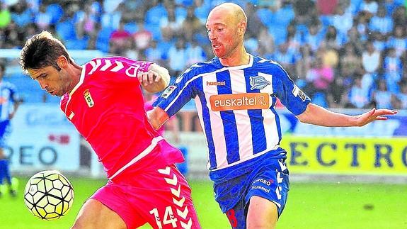 Toquero presiona a Héctor Verdés en el Alavés-Oviedo de la segunda jornada liguera, que finalizó con victoria albiazul (2-0).  