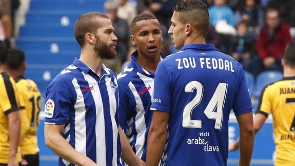 Feddal, Laguardia y Deyverson, en el partido frente al Málaga.