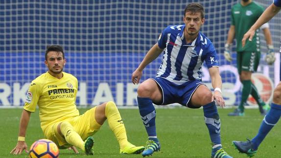 Pantic, a la derecha, durante su último encuentro de Liga con el Alavés, ante el Villarreal. 