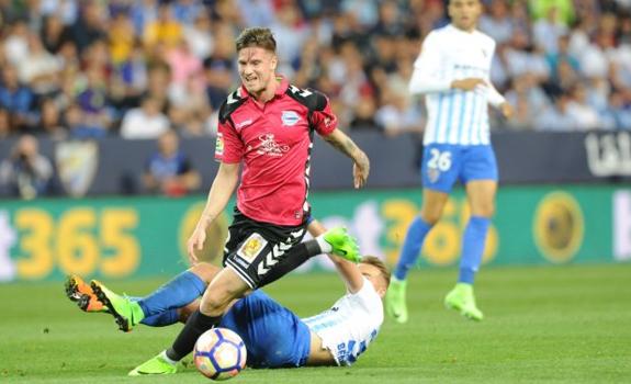 Vigaray se escapa de un rival en el partido de La Rosaleda ante el Málaga.
