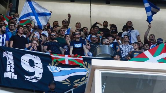 Un grupo de aficionados en la grada del Santiago Bernabéu. 