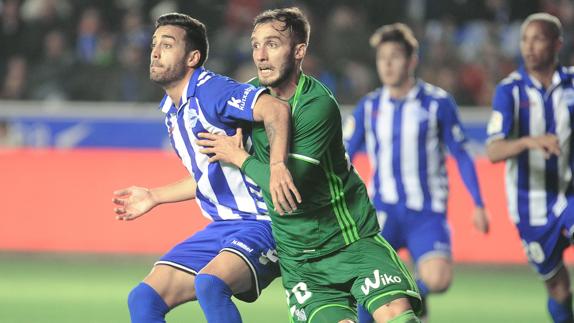 Camarasa durante un partido entre el Alavés y el Betis.